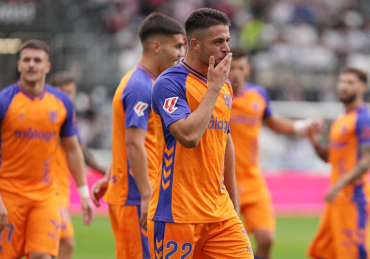 Dani Lorenzo, en la celebración de su gol, que no sirvió para puntuar en Burgos.