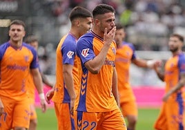 Dani Lorenzo, en la celebración de su gol, que no sirvió para puntuar en Burgos.