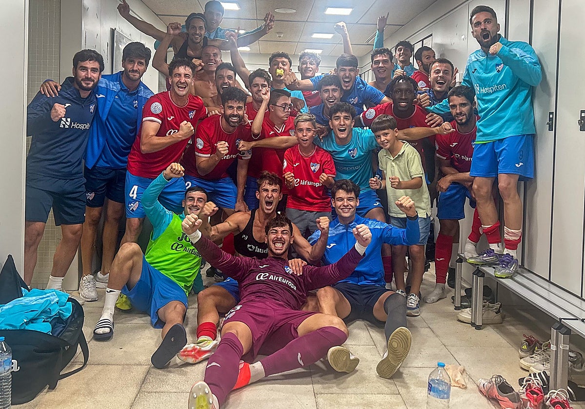 Los jugadores del Estepona celebran la victoria frente al Xerez.