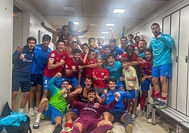 Los jugadores del Estepona celebran la victoria frente al Xerez.