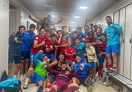 Los jugadores del Estepona celebran la victoria frente al Xerez.