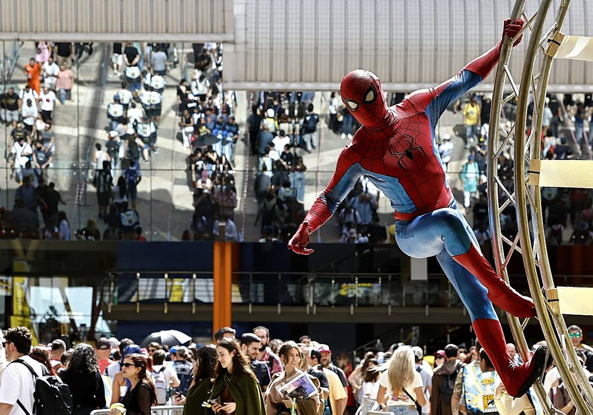 Un Spiderman, metido en el papel, en la última jornada del concurrido evento.