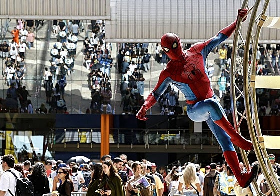 Un Spiderman, metido en el papel, en la última jornada del concurrido evento.