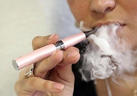 La alerta de los expertos sobre los efectos de los vapers y las bebidas energéticas en los jóvenes
