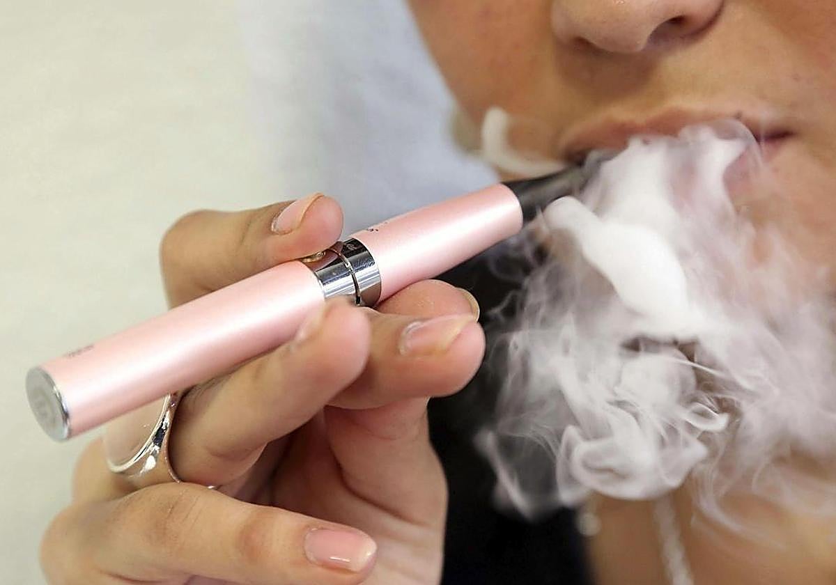 La alerta de los expertos sobre los efectos de los vapers y las bebidas energéticas en los jóvenes