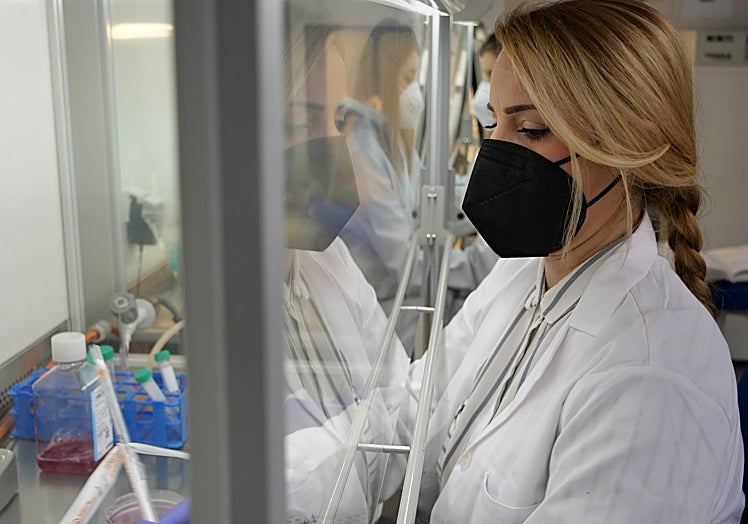 Otra imagen de la investigadora de la UMA galardonada.