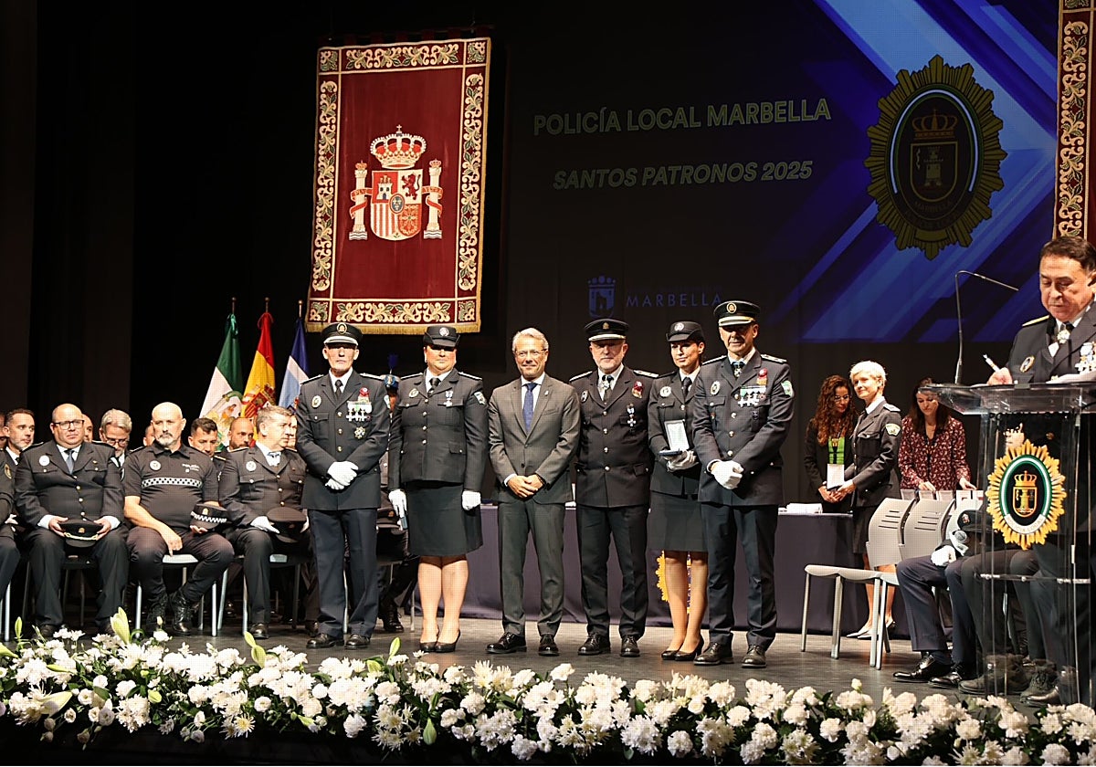 La Policía Local marbellí celebró sus Santos Patronos en un acto en el que se entregaron distinciones a miembros del Cuerpo por su permanencia y méritos profesionales.