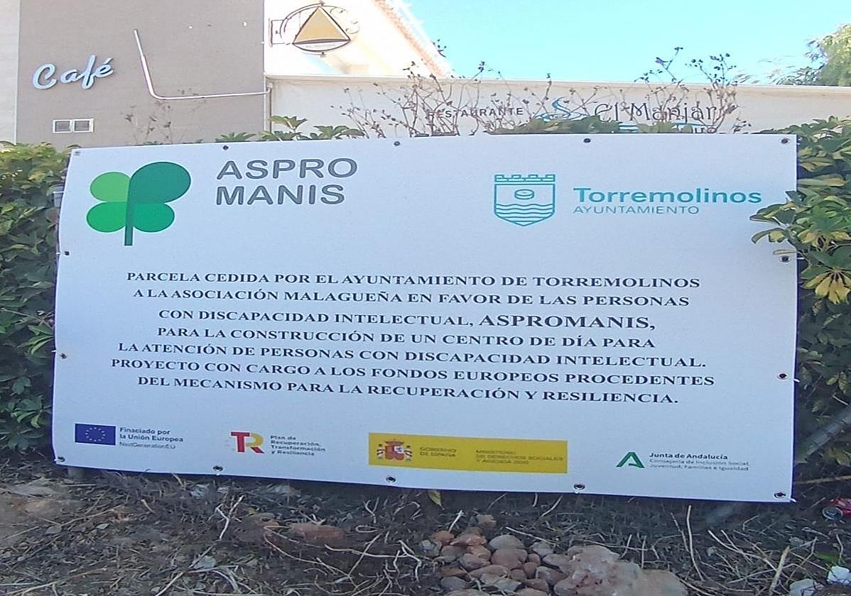 Un cartel ubicado en la parcela municipal informa sobre el nuevo centro de Aspromanis en Torremolinos.