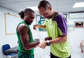 Jon Cortaberría le venda la muñeca a Perry antes de un entrenamiento.