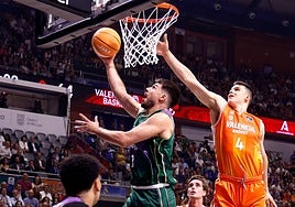 Barreiro intenta la canasta en la semifinal de la Supercopa en el Carpena.