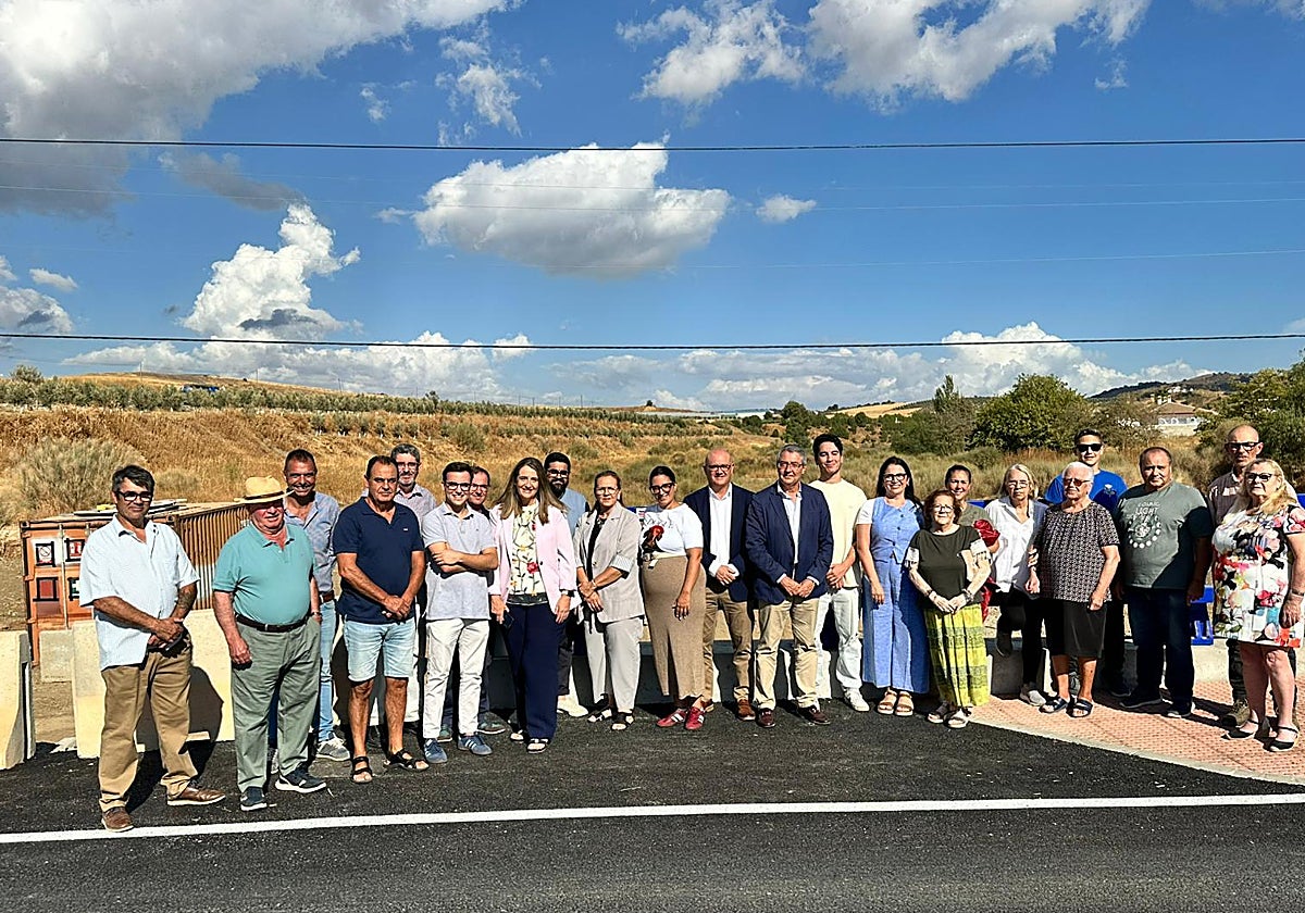 El presidente de la Diputación, Francisco Salado; el alcalde de Casabermeja, Pedro Hernández y varios vecinos de la zona en la inauguración del puente.