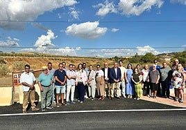 El presidente de la Diputación, Francisco Salado; el alcalde de Casabermeja, Pedro Hernández y varios vecinos de la zona en la inauguración del puente.