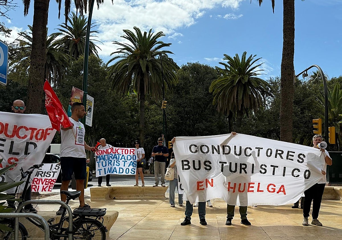 Los conductores del bus turístico, de manifestación, en el Parque.