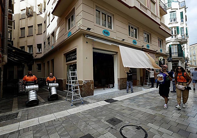 El local hace esquina con la calle del Capitán.