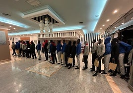 Migrantes alojados en el hotel Urban Beach de Torrox-Costa.