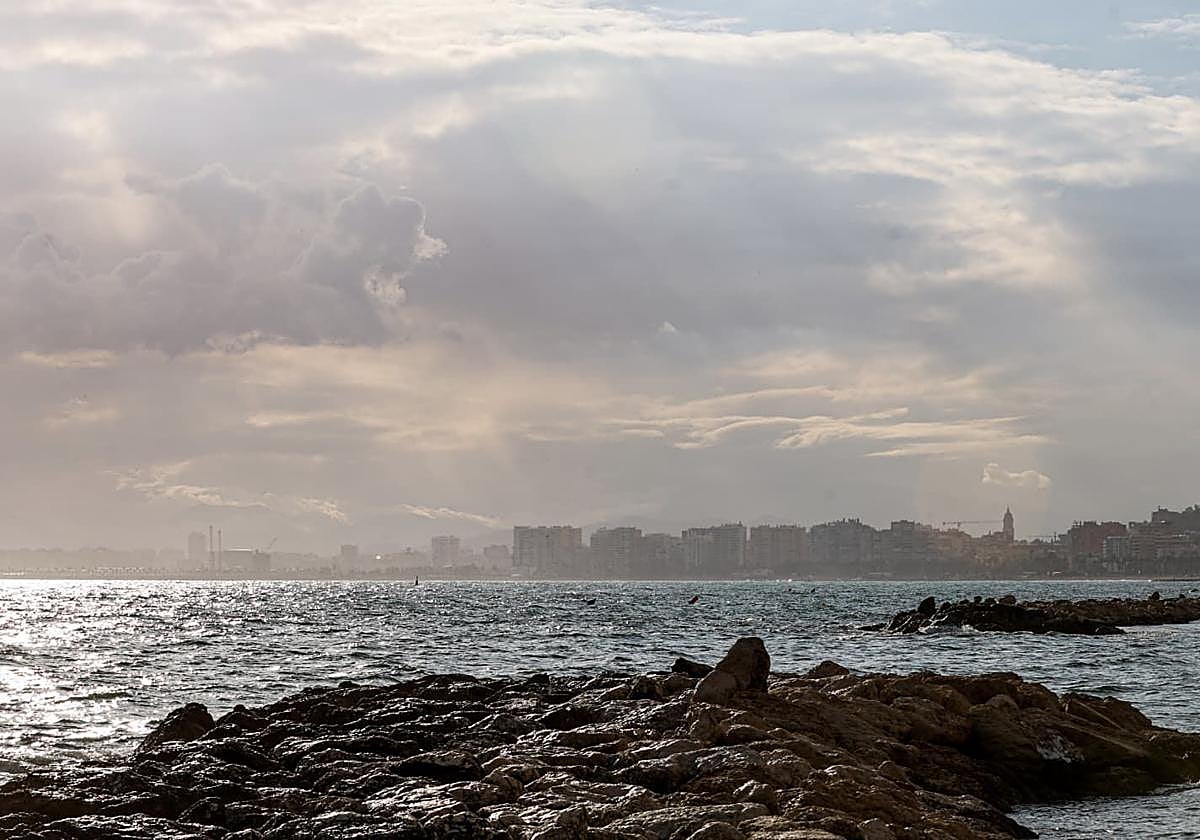 Los intervalos de cielos nubosos serán constantes en Málaga.