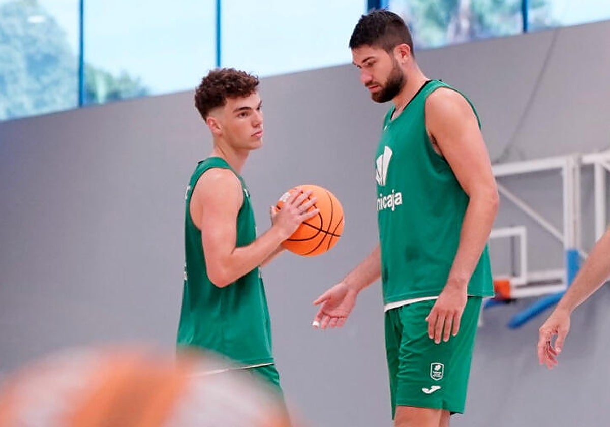 Manu Trujillo, junto a Tillie en un entrenamiento con el Unicaja.