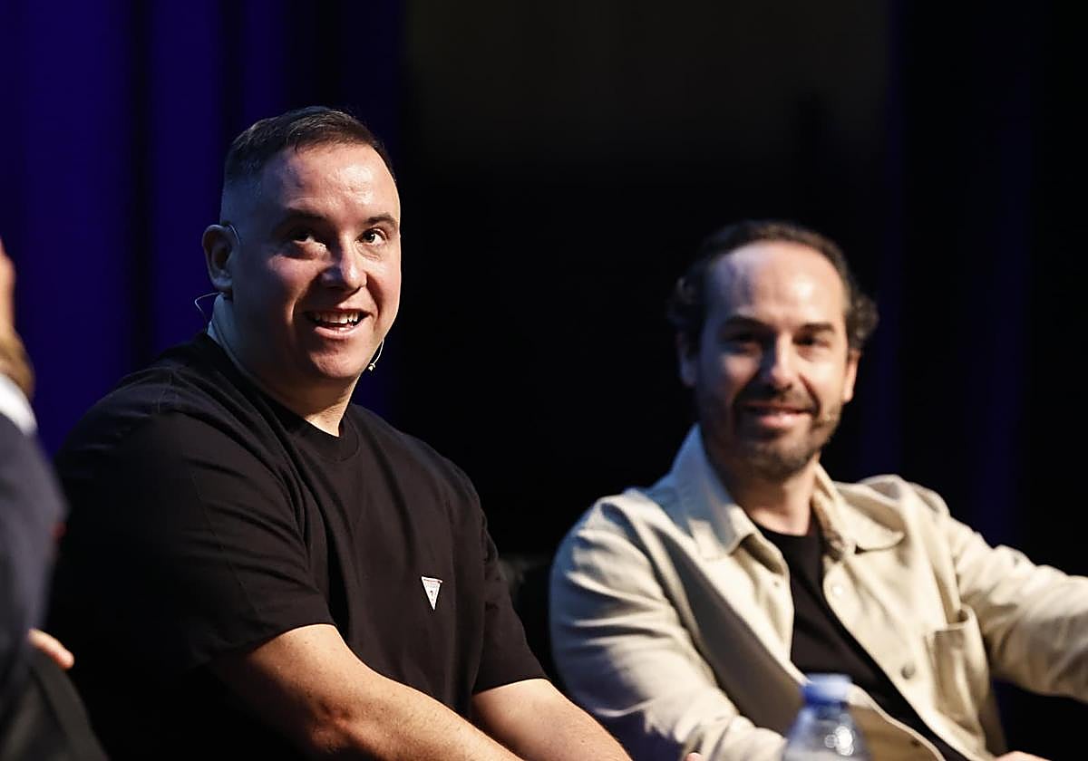 Manu Heredia, en primer término, en la mesa 'Barro y trincheras detrás de un exit'