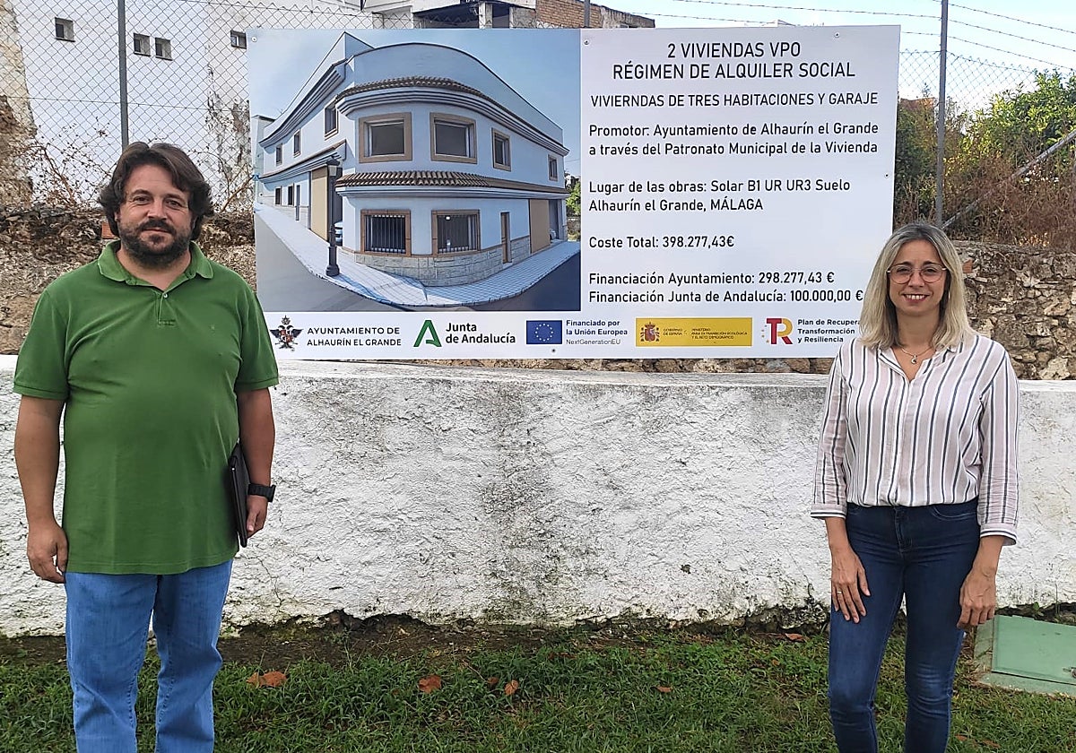 La concejala de Obras Públicas, Teresa Sánchez, junto al técnico municipal.