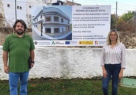 La concejala de Obras Públicas, Teresa Sánchez, junto al técnico municipal.