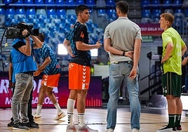 Alberto Díaz charla con Pradilla y Claver (de espaldas) delante de las cámaras de DAZN.