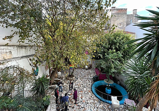 Vista del patio con salida a la calle Andrés Pérez.