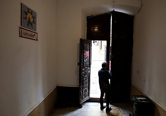 Puerta de acceso a la Casa Invisible desde la calle Nosquera.