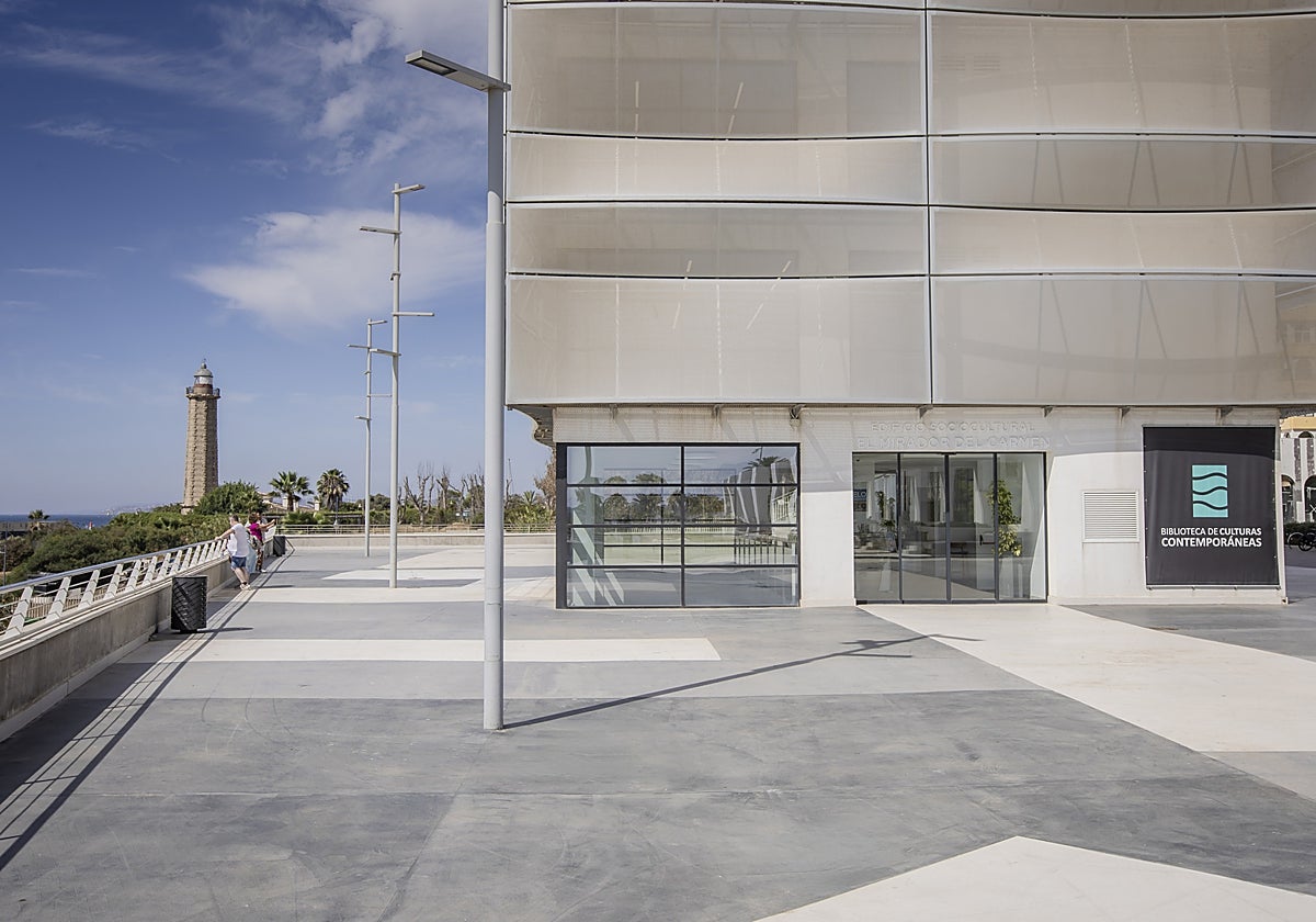 Imagen de archivo de la entrada a la Biblioteca de Culturas Contemporáneas de Estepona.