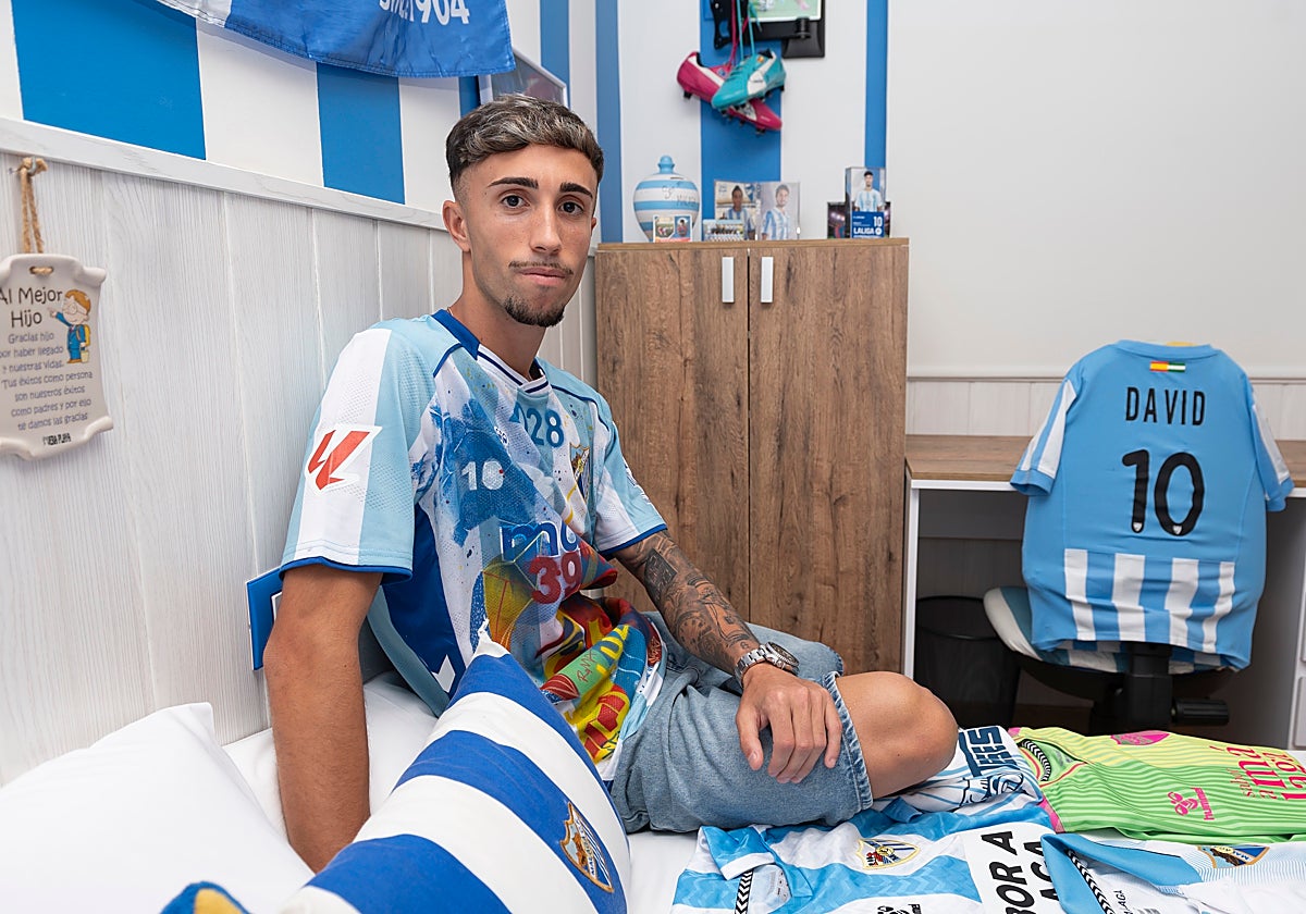 Larrubia posa con una camiseta especial en el dormitorio donce creció desde niño.