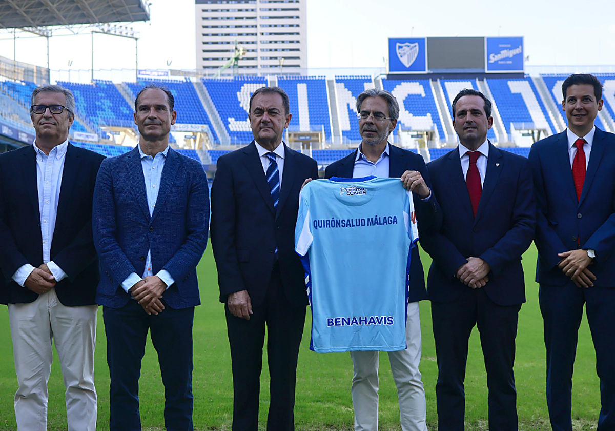 José María Muñoz y Tomás Urda, junto al grupo de responsables médicos presentes en el acto.