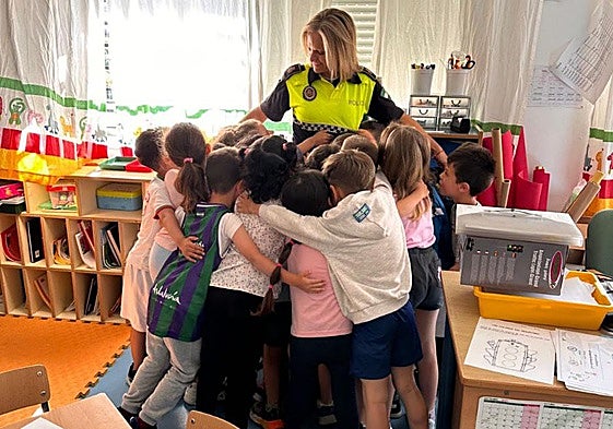 Una agente de la Policía Local de Torrox, con un grupo de escolares.