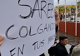 Uno de los carteles exhibidos por los vecinos del bloque de El Calvario en una protestesta.