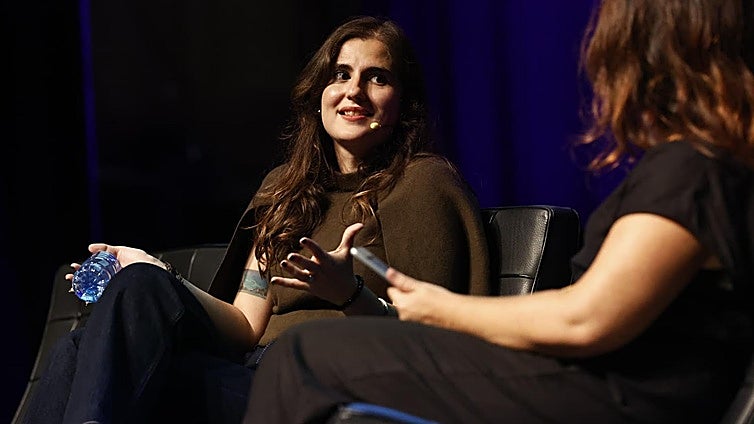 Sofía López conversa con Nuria Triguero durante Sun&Tech.