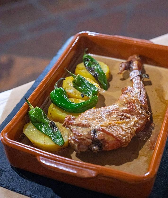 Imagen secundaria 2 - Fachada del hotel restaurante Atalaya. Las migas seguirán siendo una de las especialidades de este restaurante de Comares. El chivo lechal malagueño no faltará en esta nueva etapa