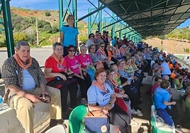 Un grupo de mayores disfrutando de una actividad deportiva en Estepona.