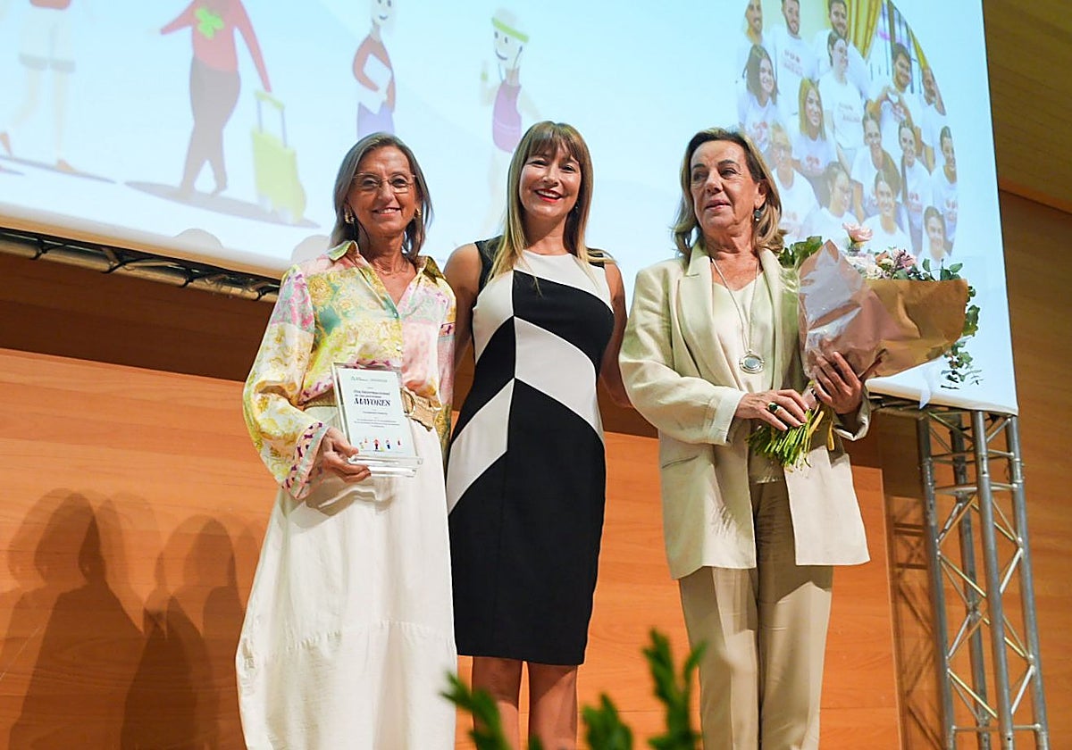 La delegada Ruth Sarabia junto a Pastora Mudarra y Loles López, en la entrega del premio.