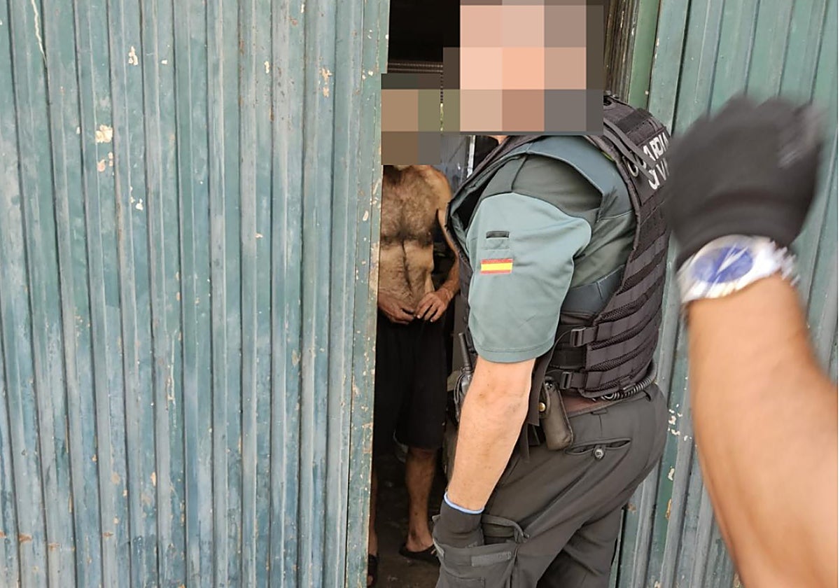 Un expresidiario multirreincidente atemoriza a un vecindario de Mijas: «Esto parece la casa del terror»