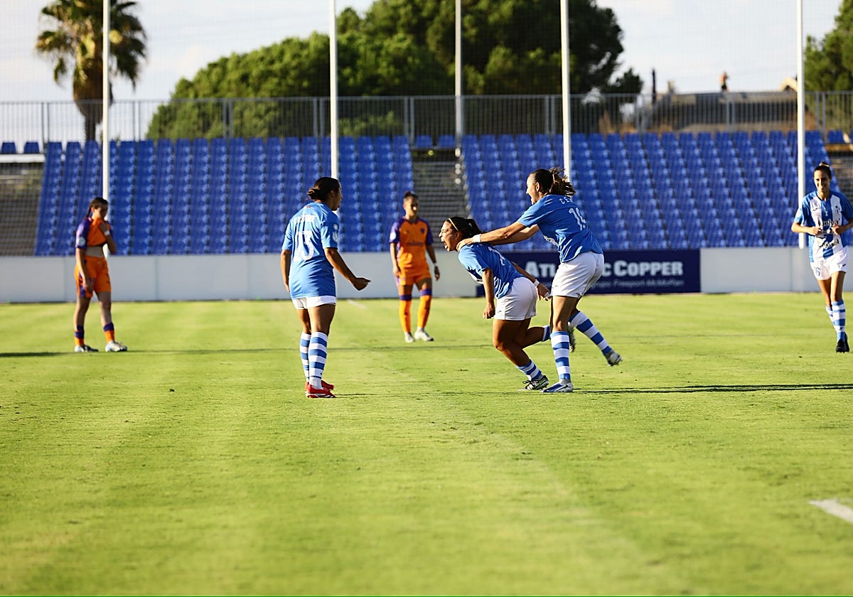 Andrea López, del Sporting Huelva, celebra su gol ante el Málaga Femenino.