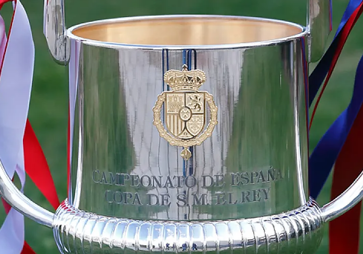 El trofeo de la Copa del Rey de fútbol.