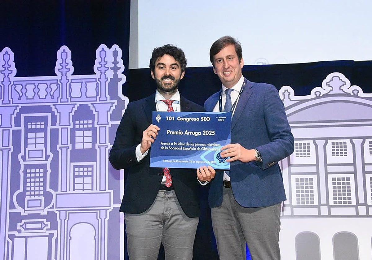 El doctor Rocha, a la izquierda de la imagen, recibe el galardón Hermenegildo Arruga de la SEO.