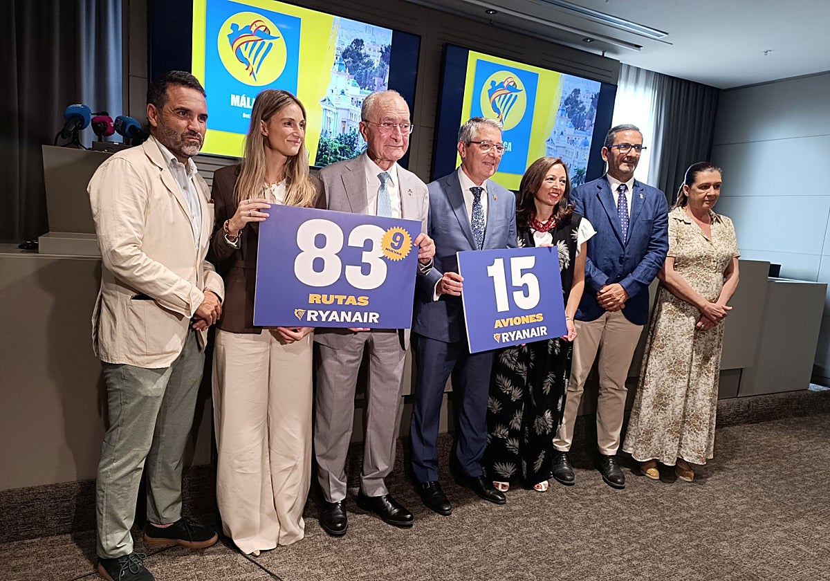 Autoridades y representantes de Ryanair, durante la presentación.