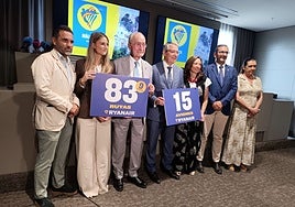 Autoridades y representantes de Ryanair, durante la presentación.
