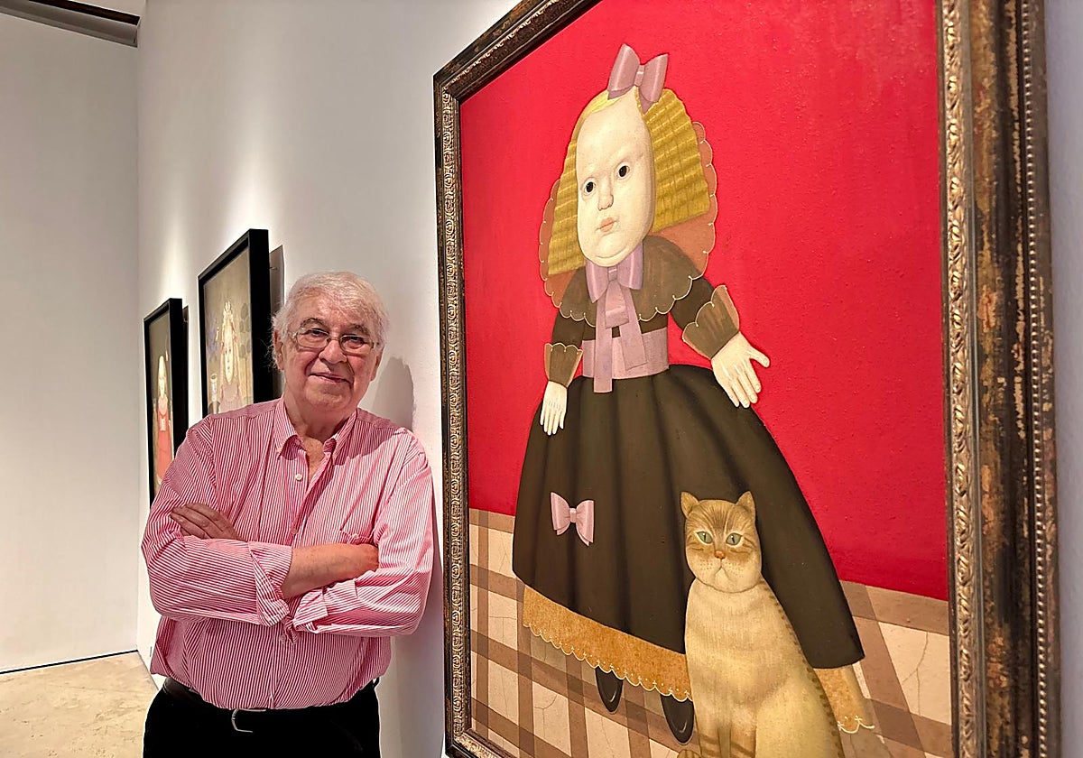 Juan Béjar, junto a uno de sus cuadros en la Económica.