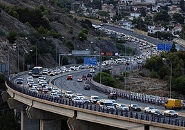 Caravana de coches en el acceso a Málaga desde Rincón de la Victoria en hora punta.