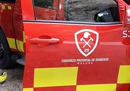 Operativo por tierra y aire tras el incendio de una mediana de la A-7 a su paso por Estepona