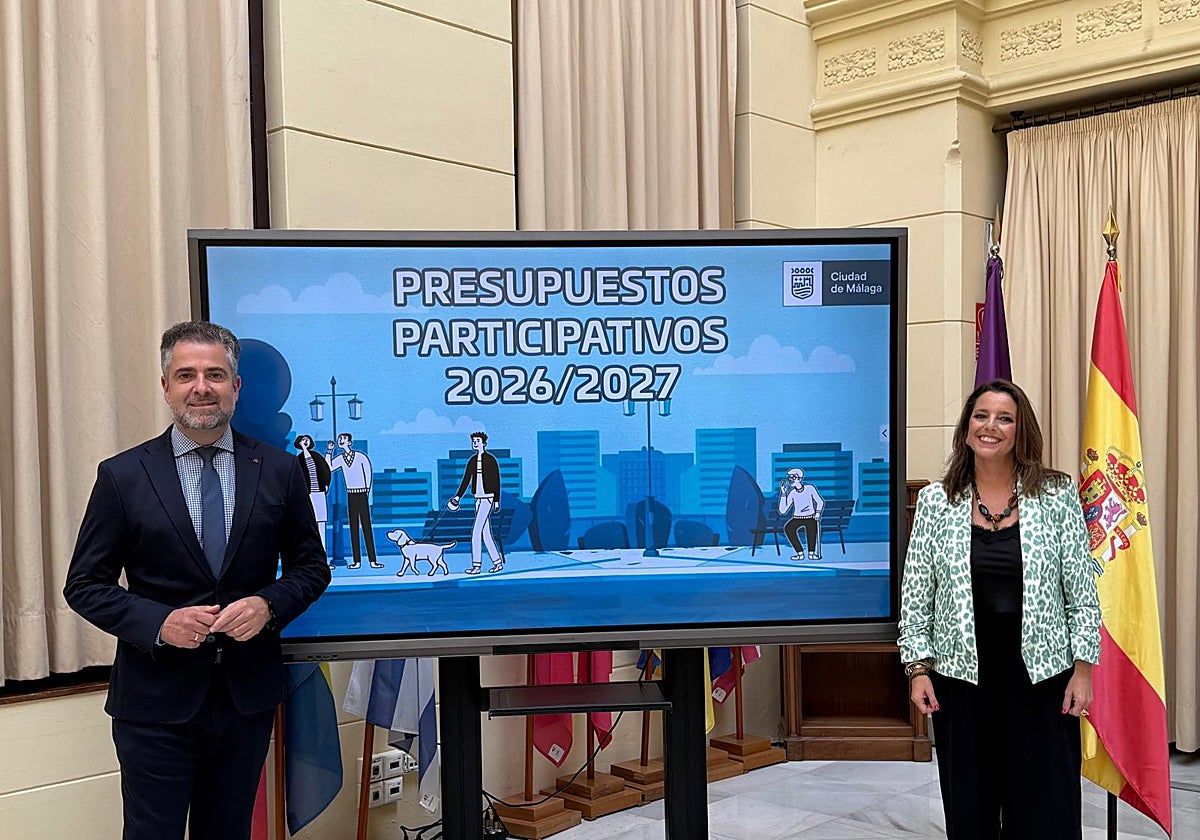 El concejal de Economía, Carlos Conde, y la edil de Participación, Mar Torres, durante la presentación este jueves de los presupuestos participativos en el patio de Banderas.
