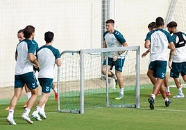 Los jugadores malaguistas, en la sesión de entrenamiento de este jueves en Arraijanal.