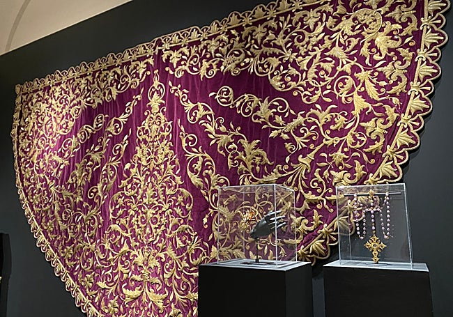 Varias piezas del ajuar de la Virgen de la Trinidad Coronada.