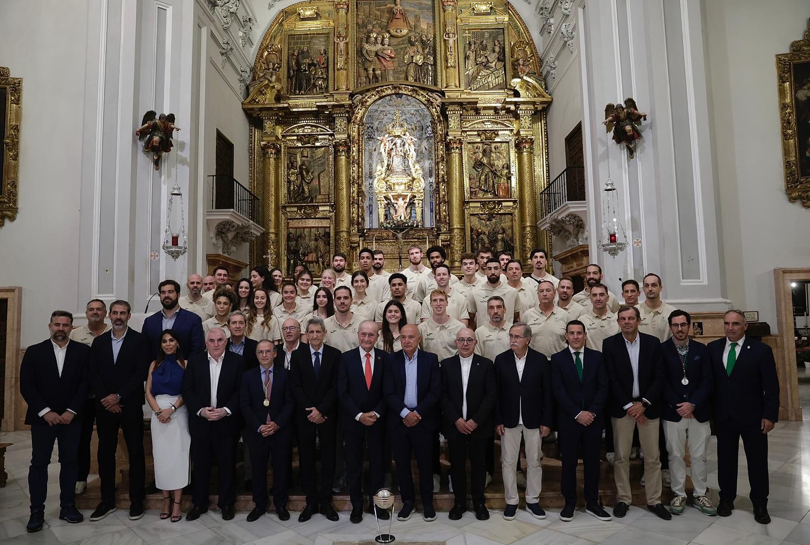 La ofrenda floral del Unicaja Baloncesto a la Virgen de la Victoria, en imágenes