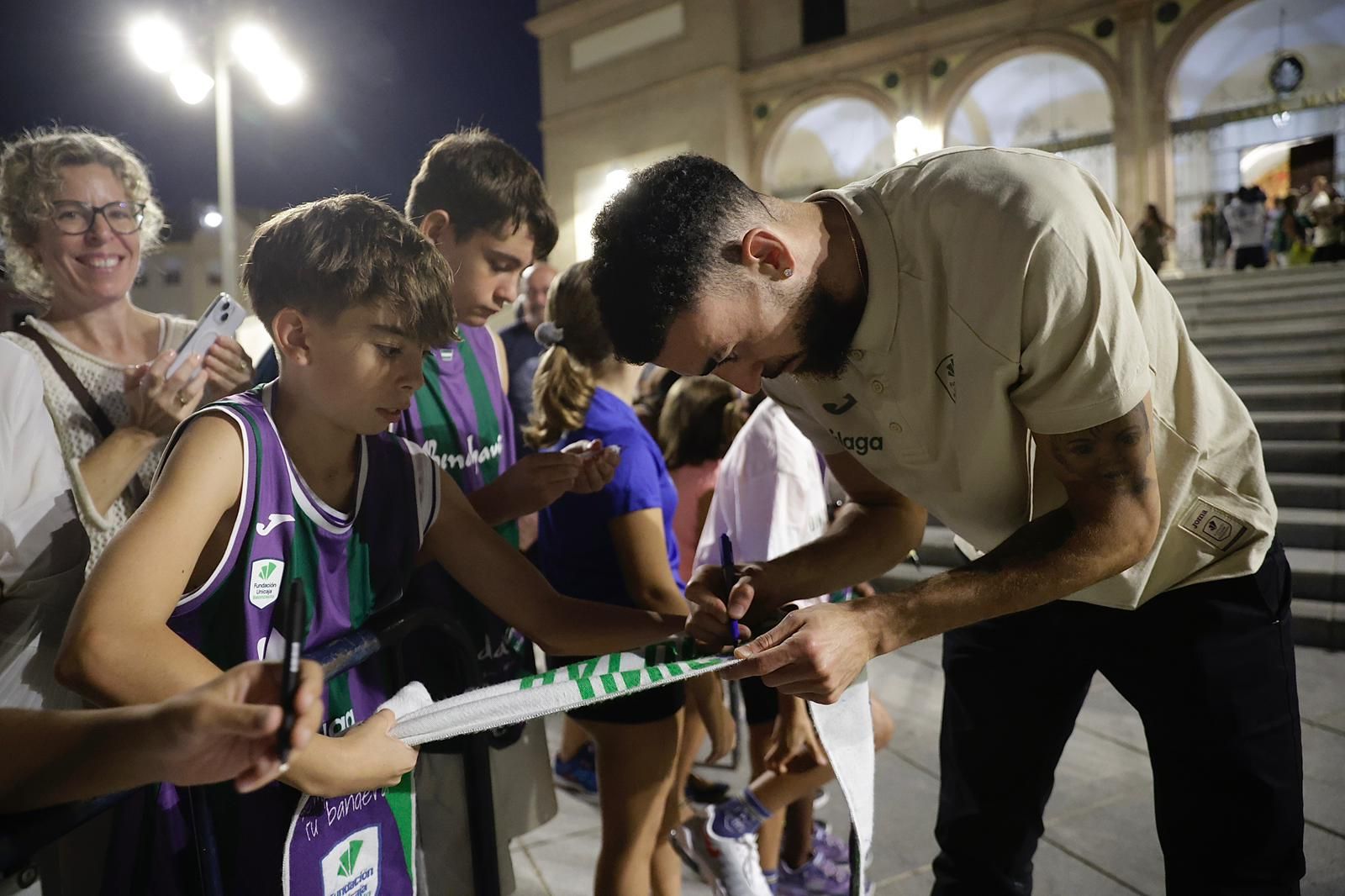 La ofrenda floral del Unicaja Baloncesto a la Virgen de la Victoria, en imágenes